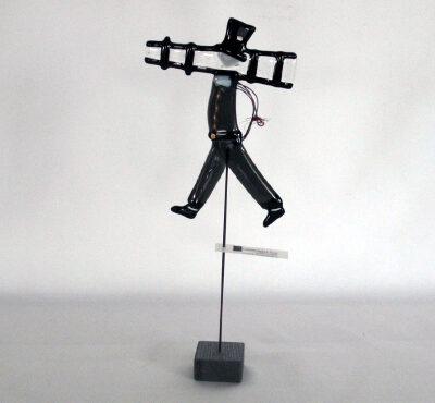 Glassfigur feier med stett