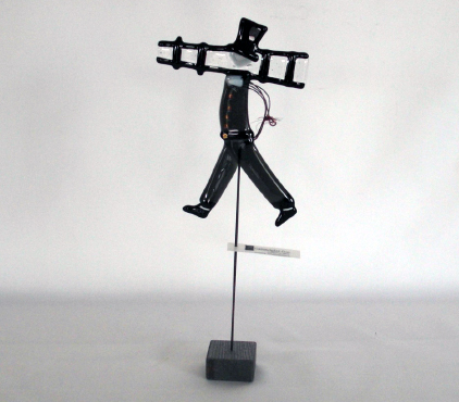 Glassfigur feier med stett